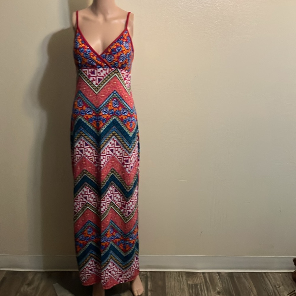 Maxi dress
Multicolor 
V-shape in front 
Size medium